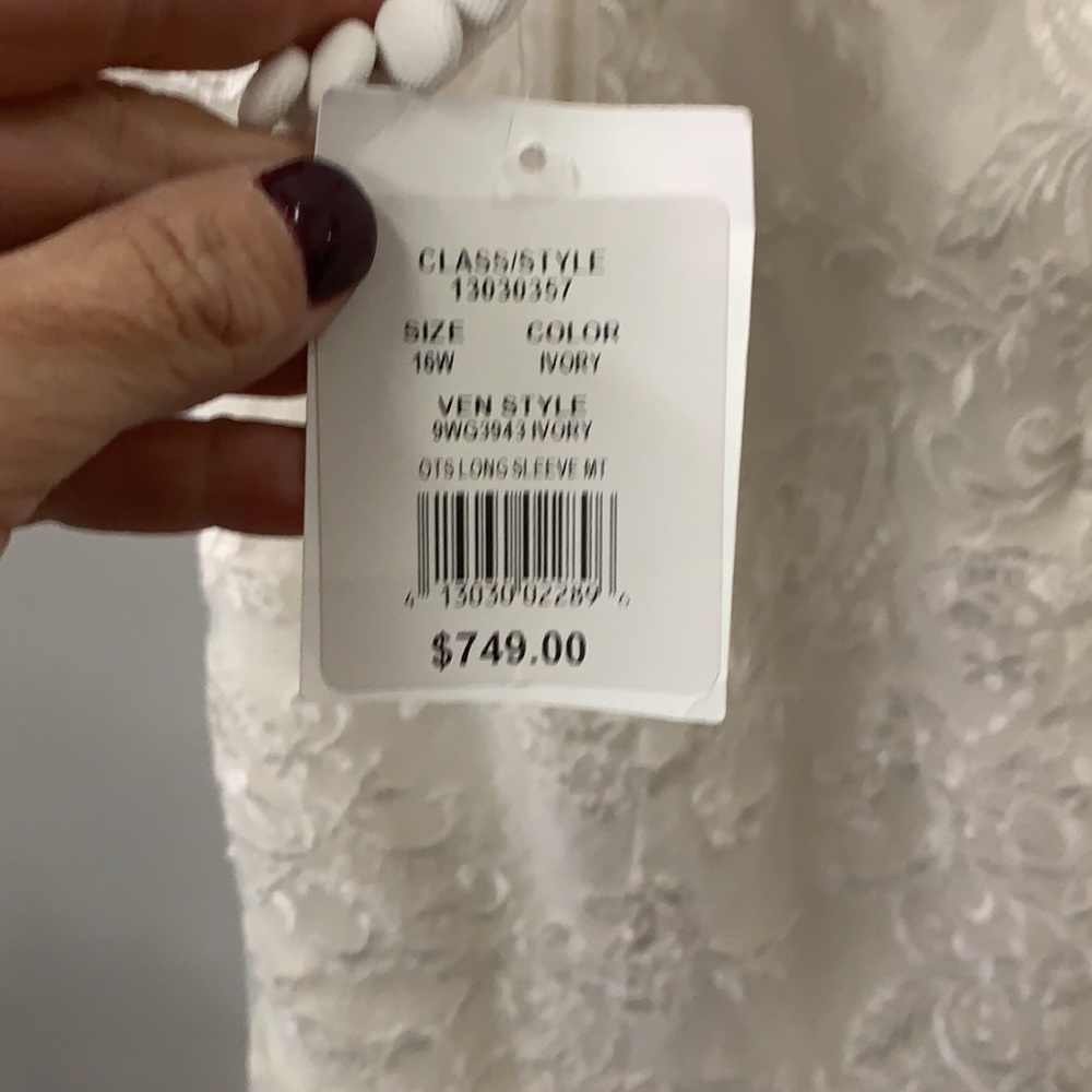 Plus size wedding dress - Picture 7 of 11